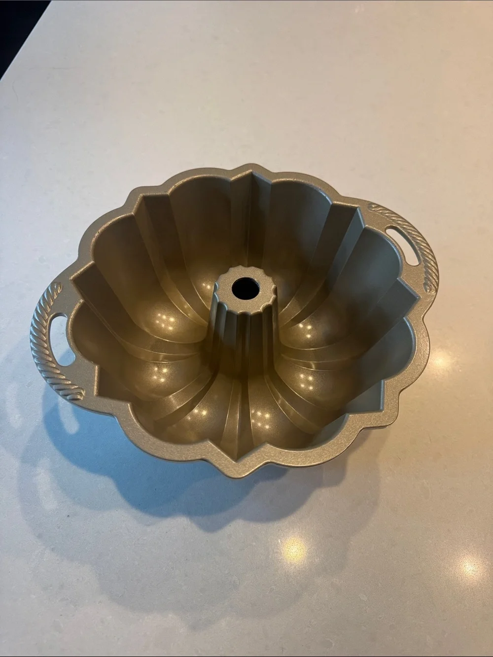 Nordic Ware anniversary Gold champagne Tone Fluted Bundt Pan Carrying Handles